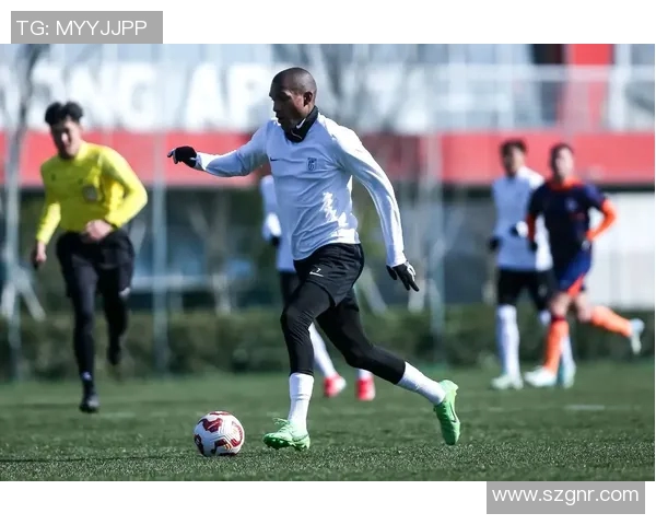 足球明星日常穿搭风格解析时尚男士服饰搭配技巧分享